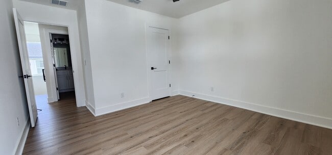 Building Photo - 2027 Peel Ave