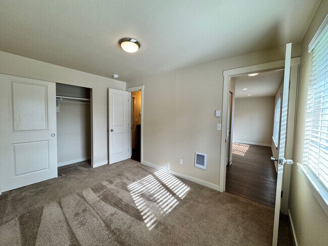 Building Photo - 17402-17404 8TH AVE CT E