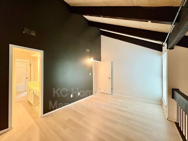 Building Photo - 8027 N Stoddard Ave