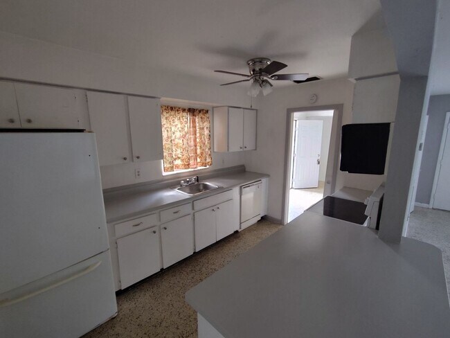 Building Photo - 2/1 Single Family in Spring Hill