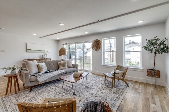 Building Photo - 4701 San Jacinto St