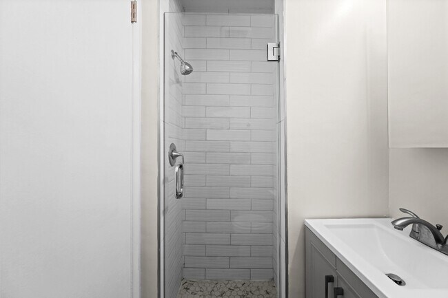 Building Photo - RECENTLY RENOVATED | 3 BED 2 BATH WITH BALCONY & PARKING