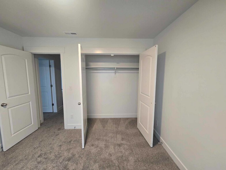 Building Photo - 1561 W Skyline Dr