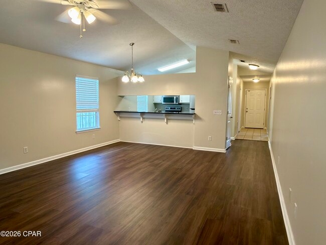 Building Photo - 425 Dolphin Dr