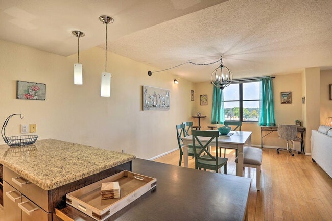 Building Photo - 701 S Madison Ave