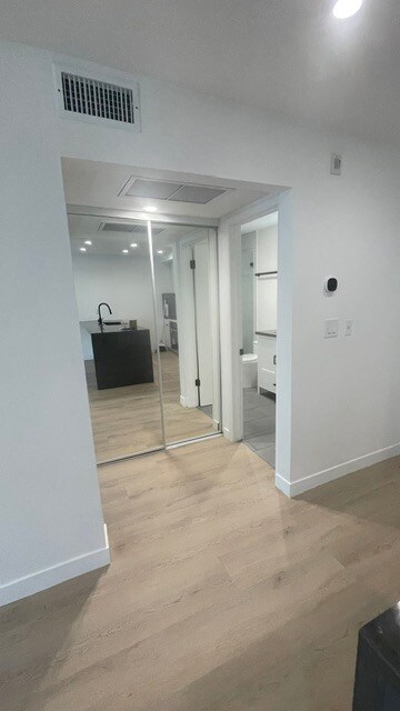 Building Photo - 740 N Kings Rd