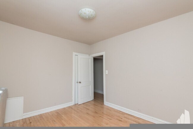 Building Photo - 5665 N Ridge Ave