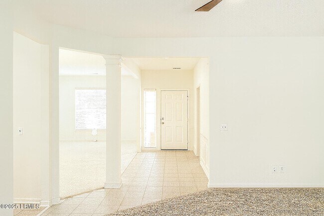 Building Photo - 10 Nightingale Ln