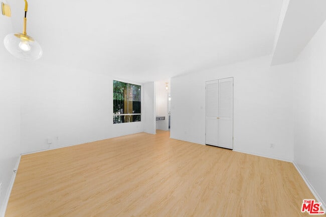 Building Photo - 406 N Oakhurst Dr
