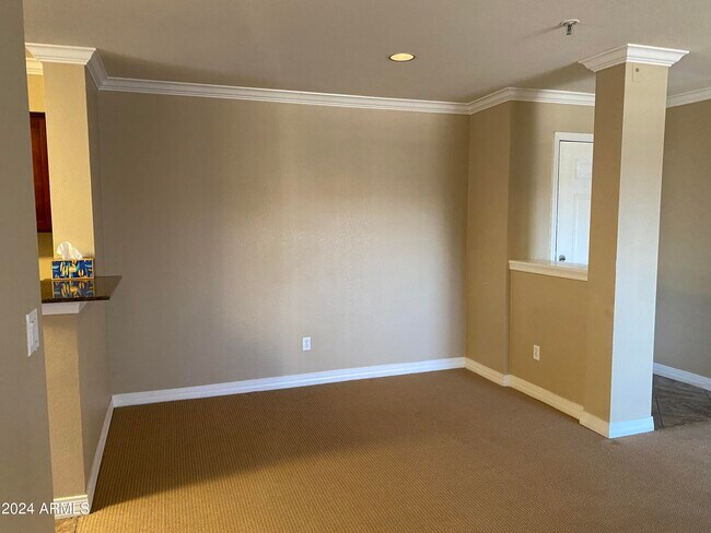 Building Photo - 2025 E Campbell Ave