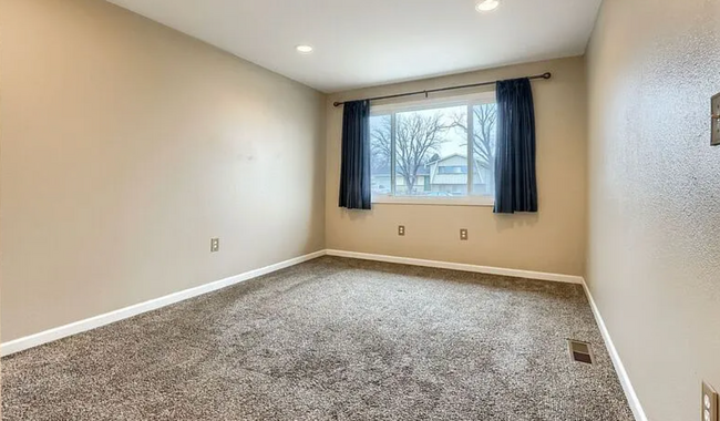 Building Photo - Charming & Spacious 5-Bedroom Home! Detach...