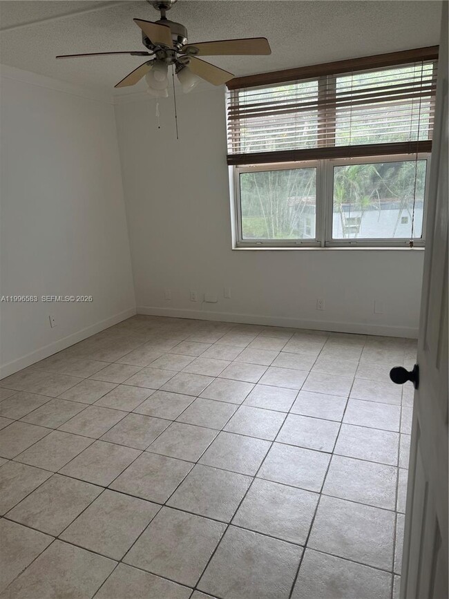 Building Photo - 9410 Live Oak Pl