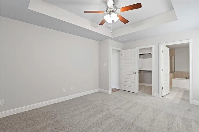 Building Photo - 2708 Golden Palms Ln