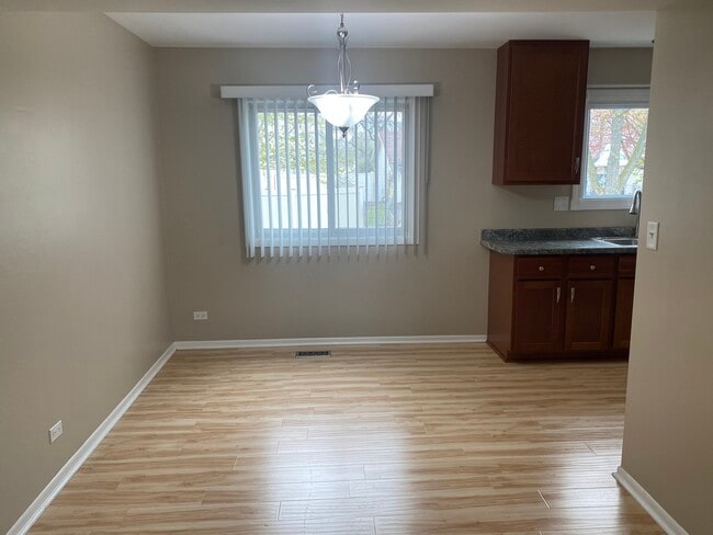 Building Photo - 668 Niagara Dr