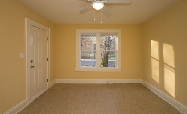 Interior Photo - 911-921 N Jackson St