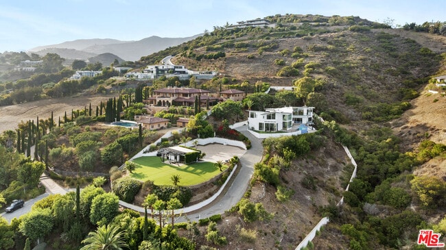 Building Photo - 6380 Meadows Ct