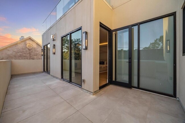Building Photo - 7 Lana Ln