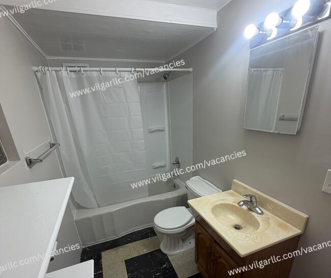 Building Photo - 3824 Fir St