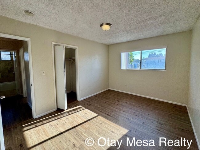 Building Photo - Charming 2-Bedroom Home with Expansive Out...