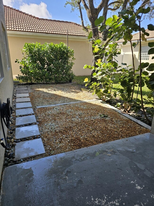 Building Photo - 2345 Spanish Wls