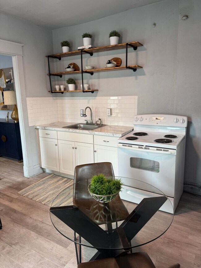 Building Photo - NOW LEASING! Renovated 1 bed, 1 bath avail...