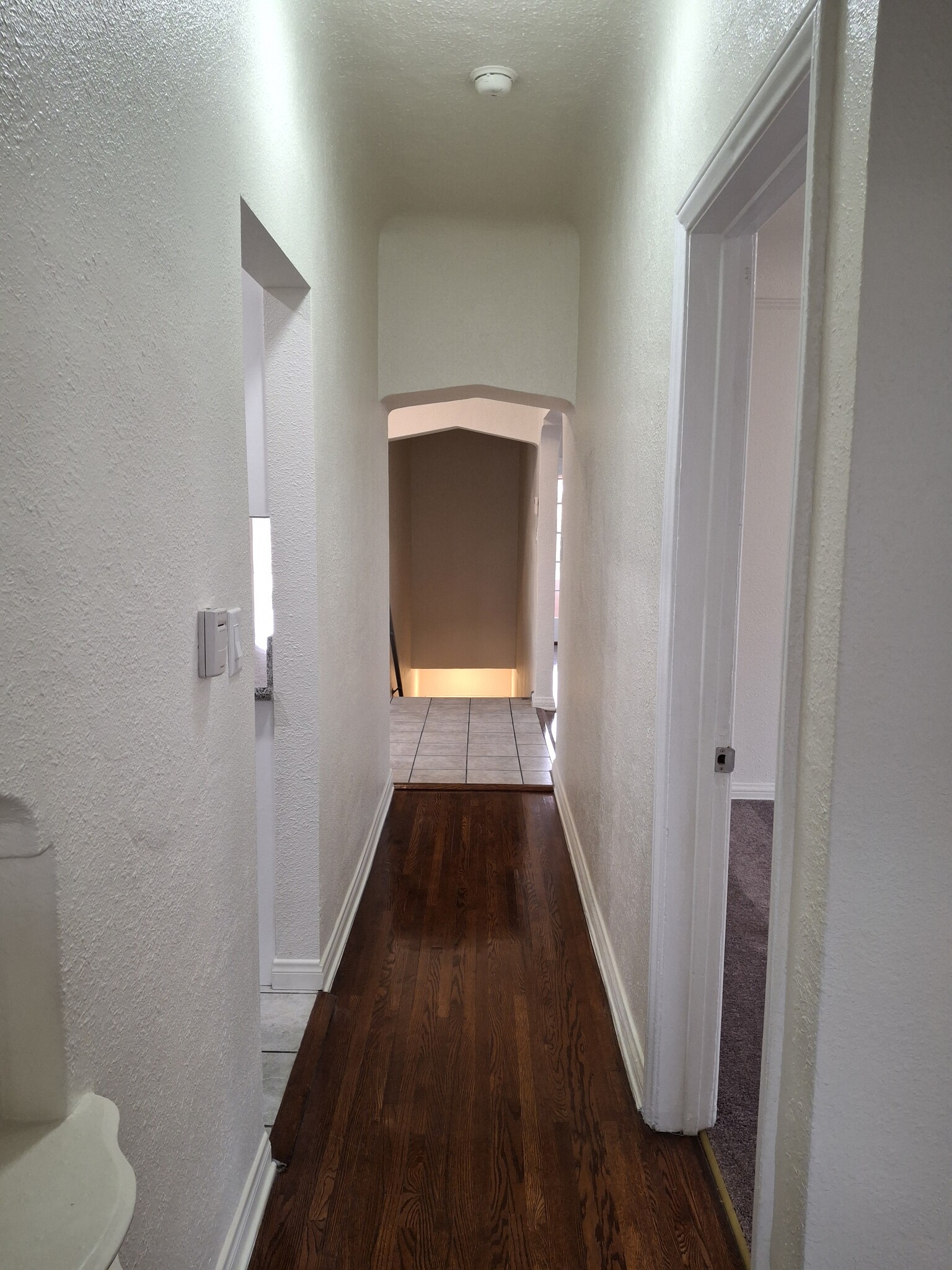 Hallway to front door - 1350 Meadowbrook Ave