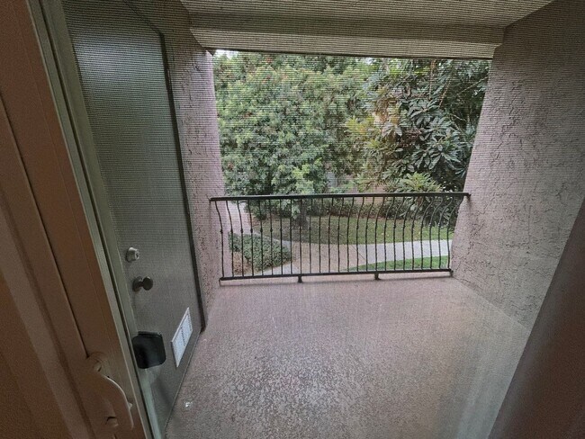 Building Photo - Spacious upper unit ready for immediate mo...