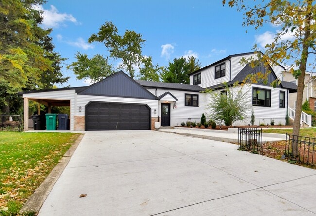 Building Photo - 635 E Prairie Ave