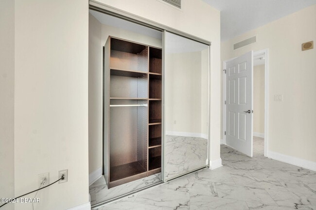 Building Photo - 231 Riverside Dr