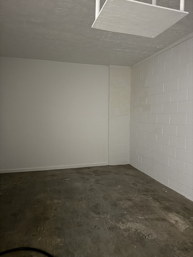 Building Photo - Completely Renovated Duplex with Garage Available For Rent