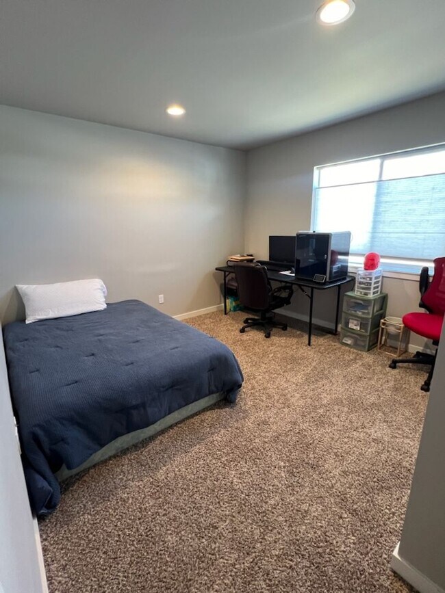 Building Photo - 3 bed/2 bath rambler style home! Double ga...