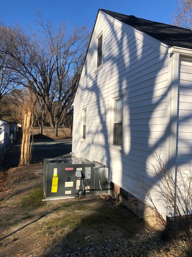 Building Photo - Four bedroom, 2 bath house in Burlington