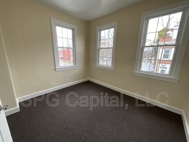 Building Photo - 544 Smith St