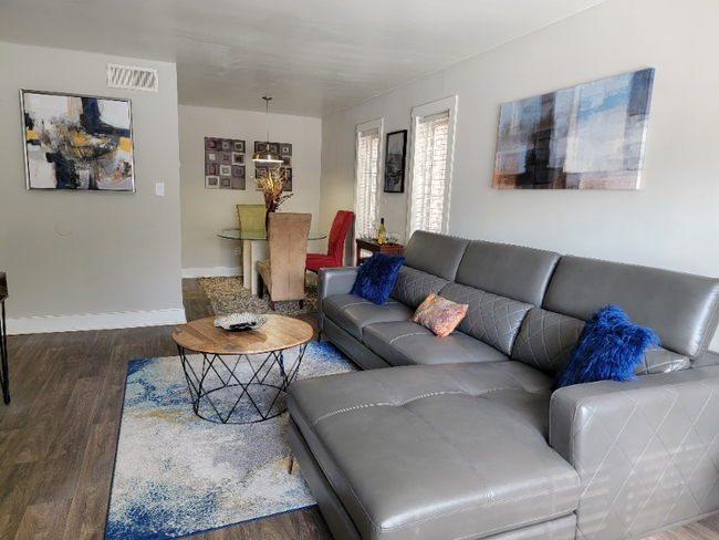 Building Photo - 908 Cove Pl