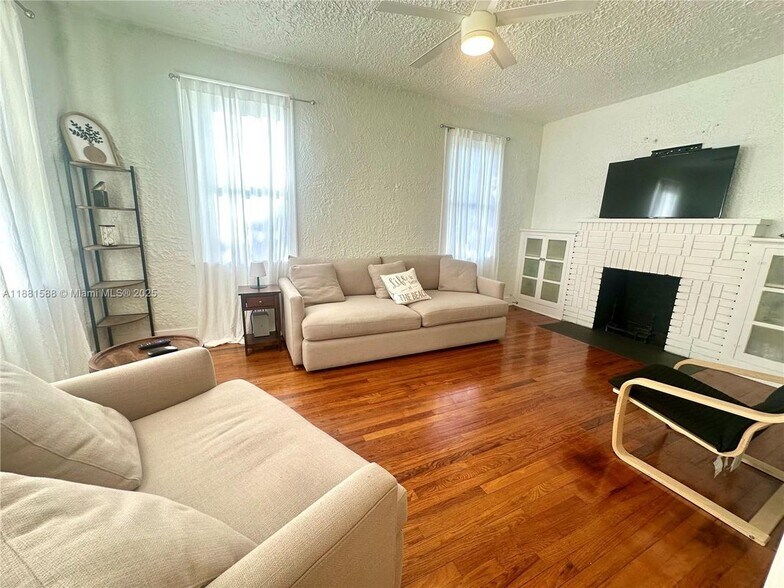 Building Photo - 411 SW 19th St