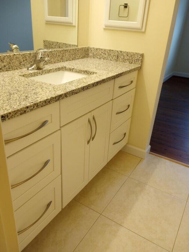 Building Photo - Rental in Stuart