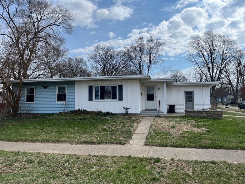 Building Photo - 393 W 20th St