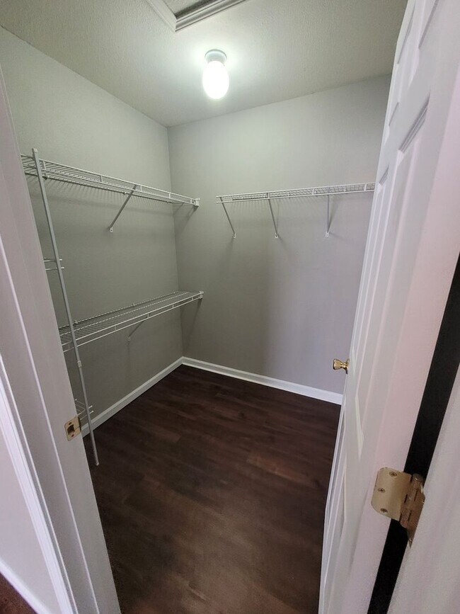 Building Photo - Great Opportunity: 2BR Townhome with Private Garage