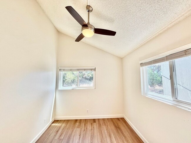 Building Photo - Oxnard | UPDATED | 2 Bed + 1 Bath- Upper u...