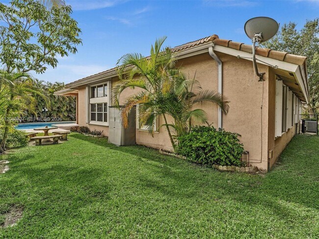 Building Photo - 11335 Lakeshore Dr