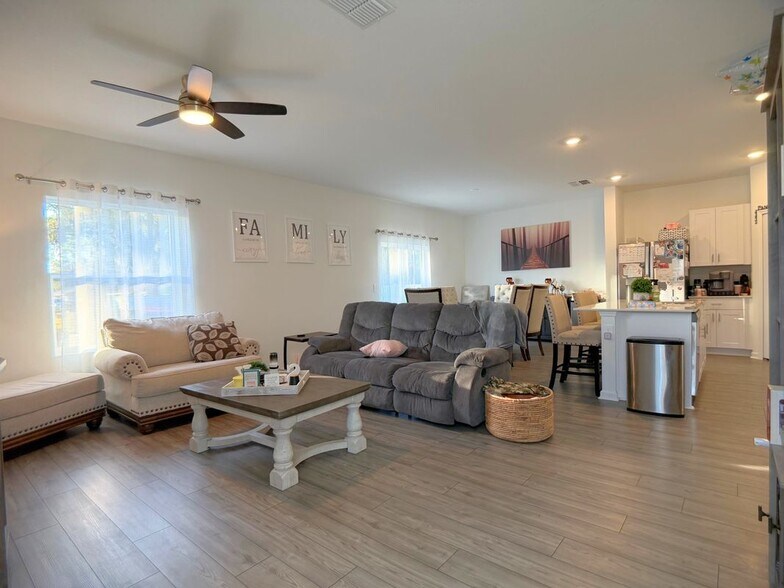 Building Photo - 3656 NE 30th Ter