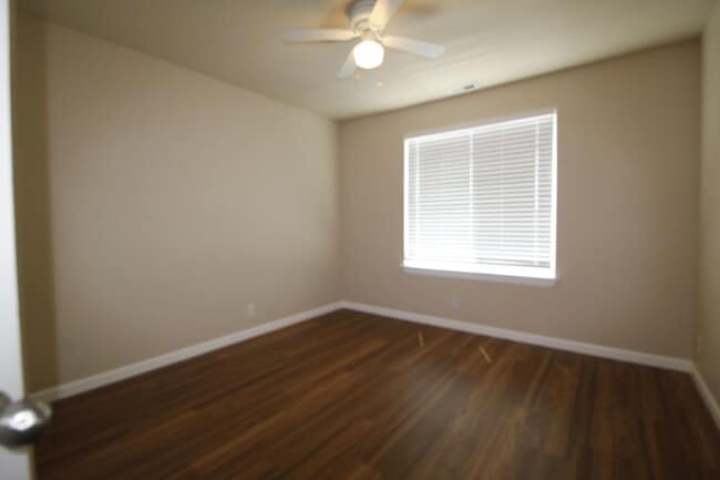 Building Photo - Charming 3-Bedroom townhouse with Garage &...