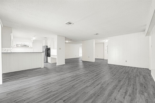 Building Photo - 1231 Country Ln