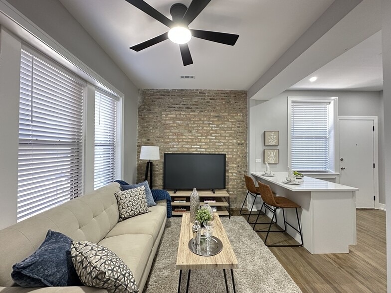 Building Photo - 3840 N Wilton Ave