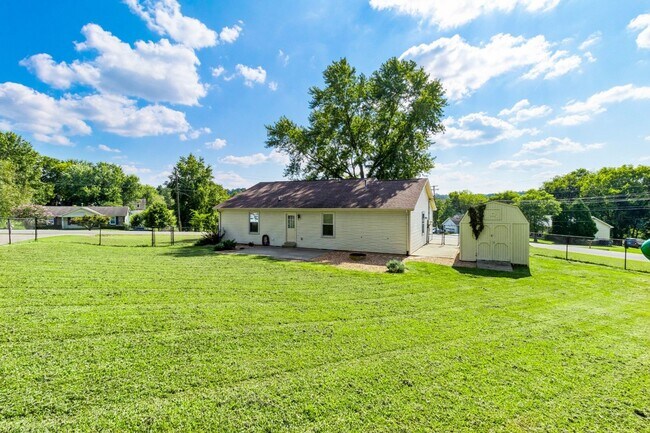 Building Photo - 737 W Creek Dr