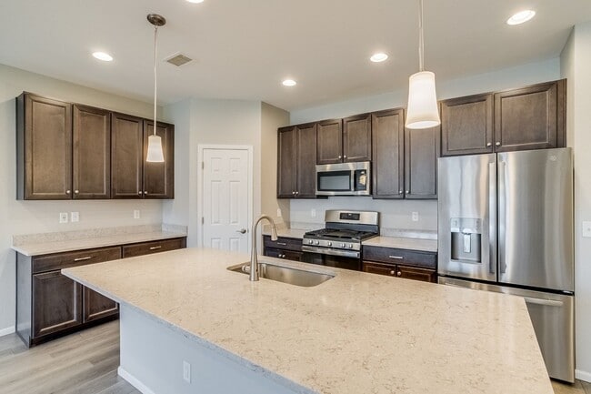 Building Photo - Spacious 4BR Townhome in Denver