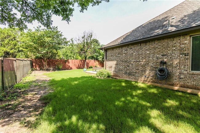Building Photo - 211 Lake Como Dr