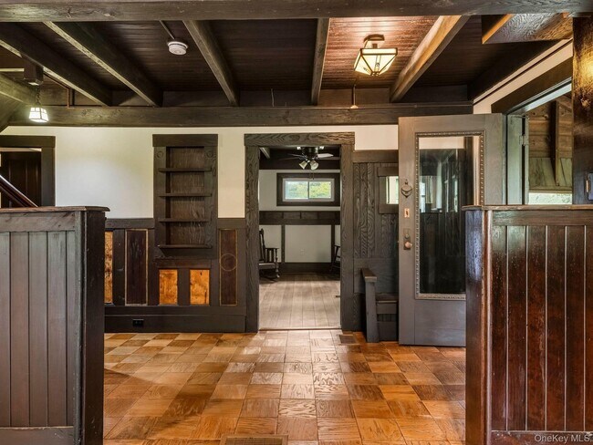 Building Photo - 5 Riverby Ln