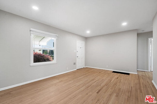 Building Photo - 815 Crestmoore Pl