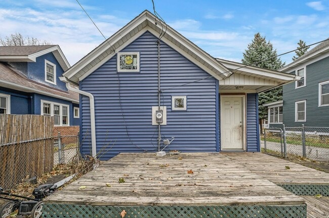 Building Photo - Newly Renovated 3 Bed 2 Bath Home in St Paul